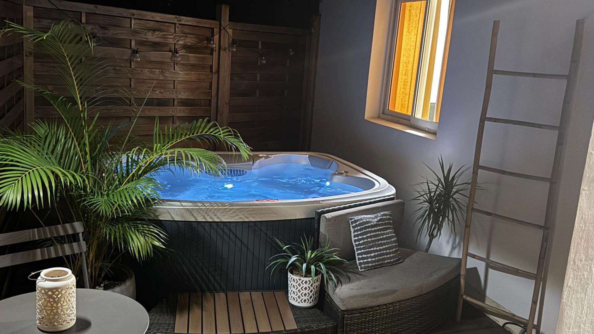 Le Plumeria - T1 Avec Un Spa Privatif Saint-Denis Luaran gambar