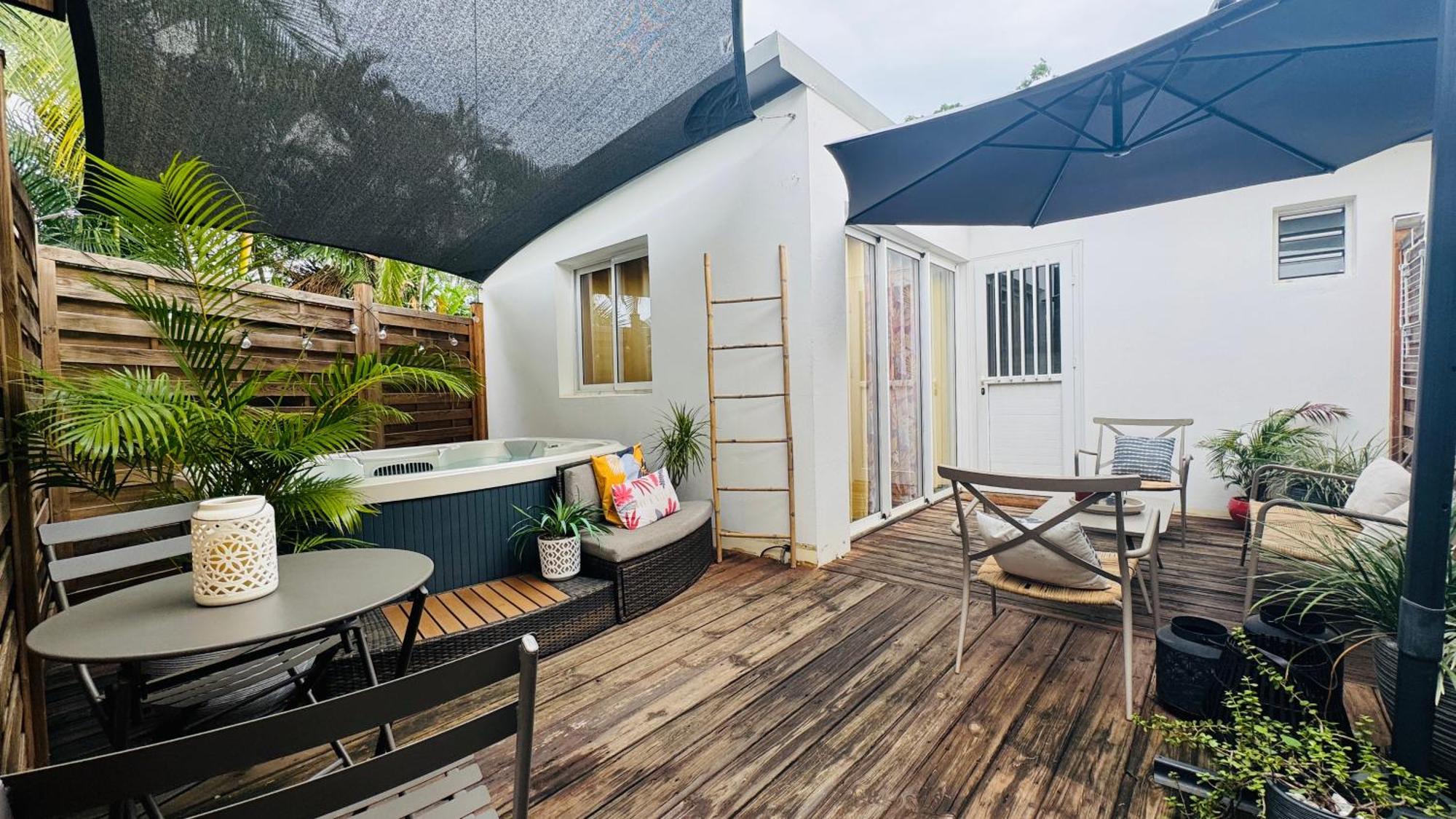 Le Plumeria - T1 Avec Un Spa Privatif Saint-Denis Luaran gambar