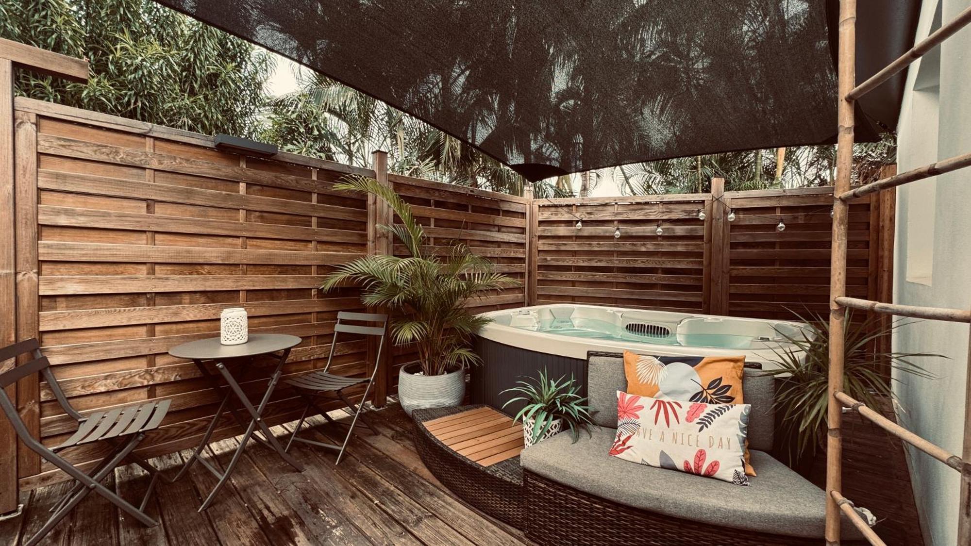Le Plumeria - T1 Avec Un Spa Privatif Saint-Denis Luaran gambar